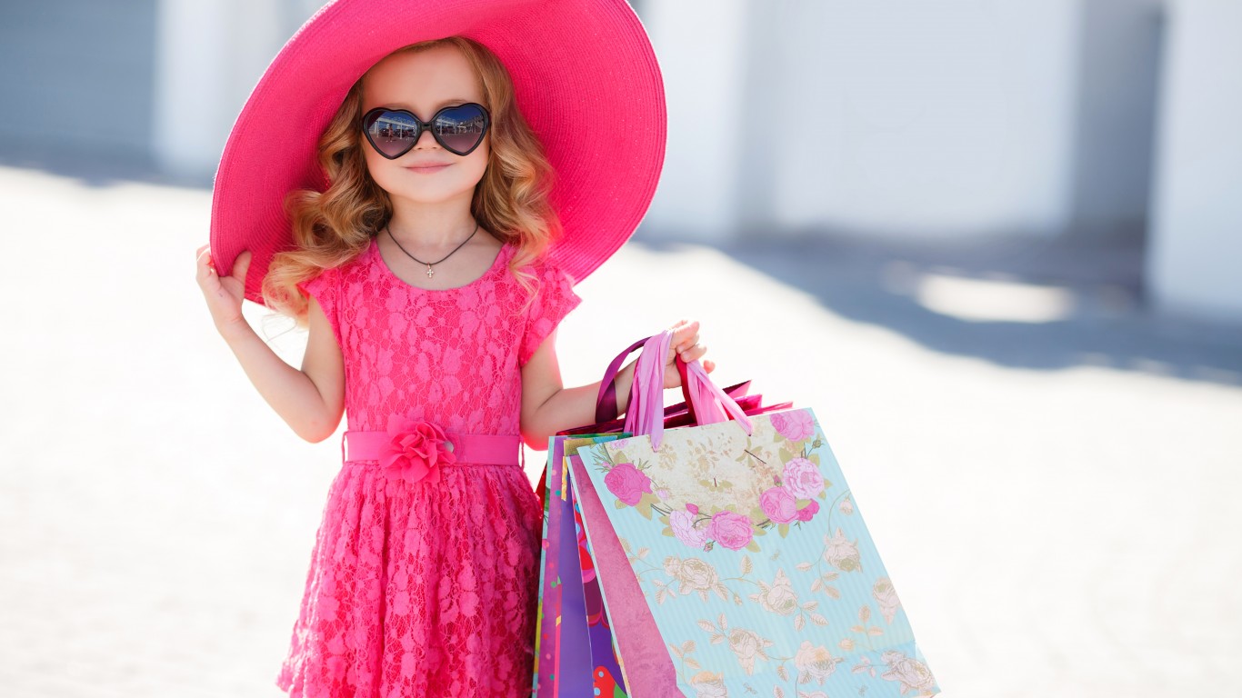 Девочка в розовом платье и шляпе 1366x768