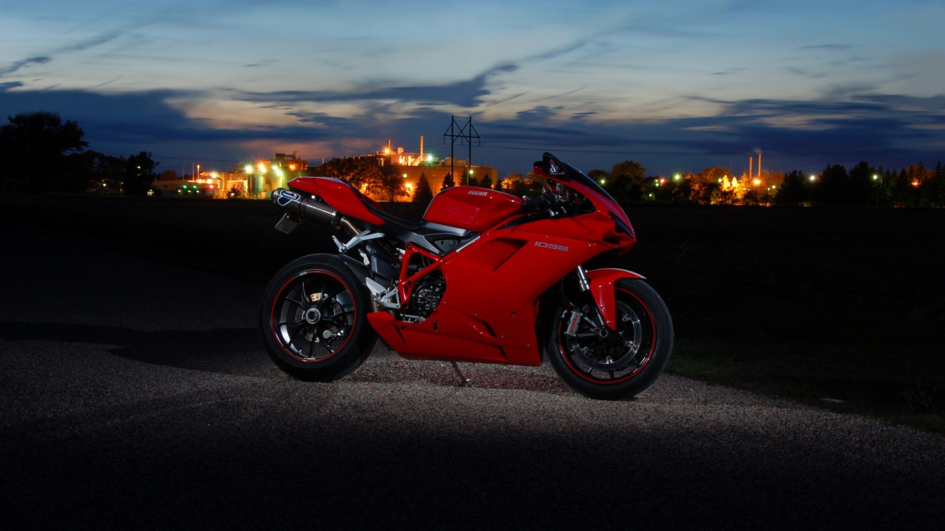 Красный мотоцикл Ducati 1366x768