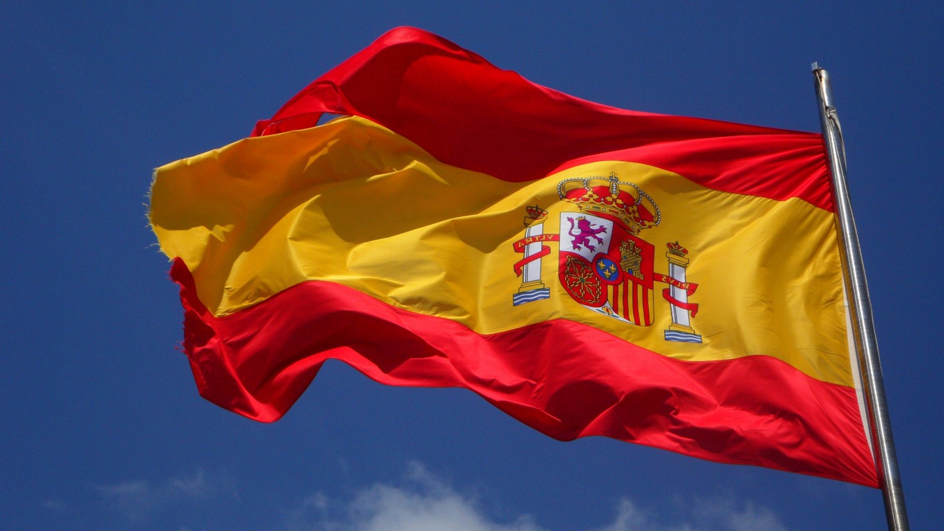Развевающийся испанский флаг на фоне неба 1366x768