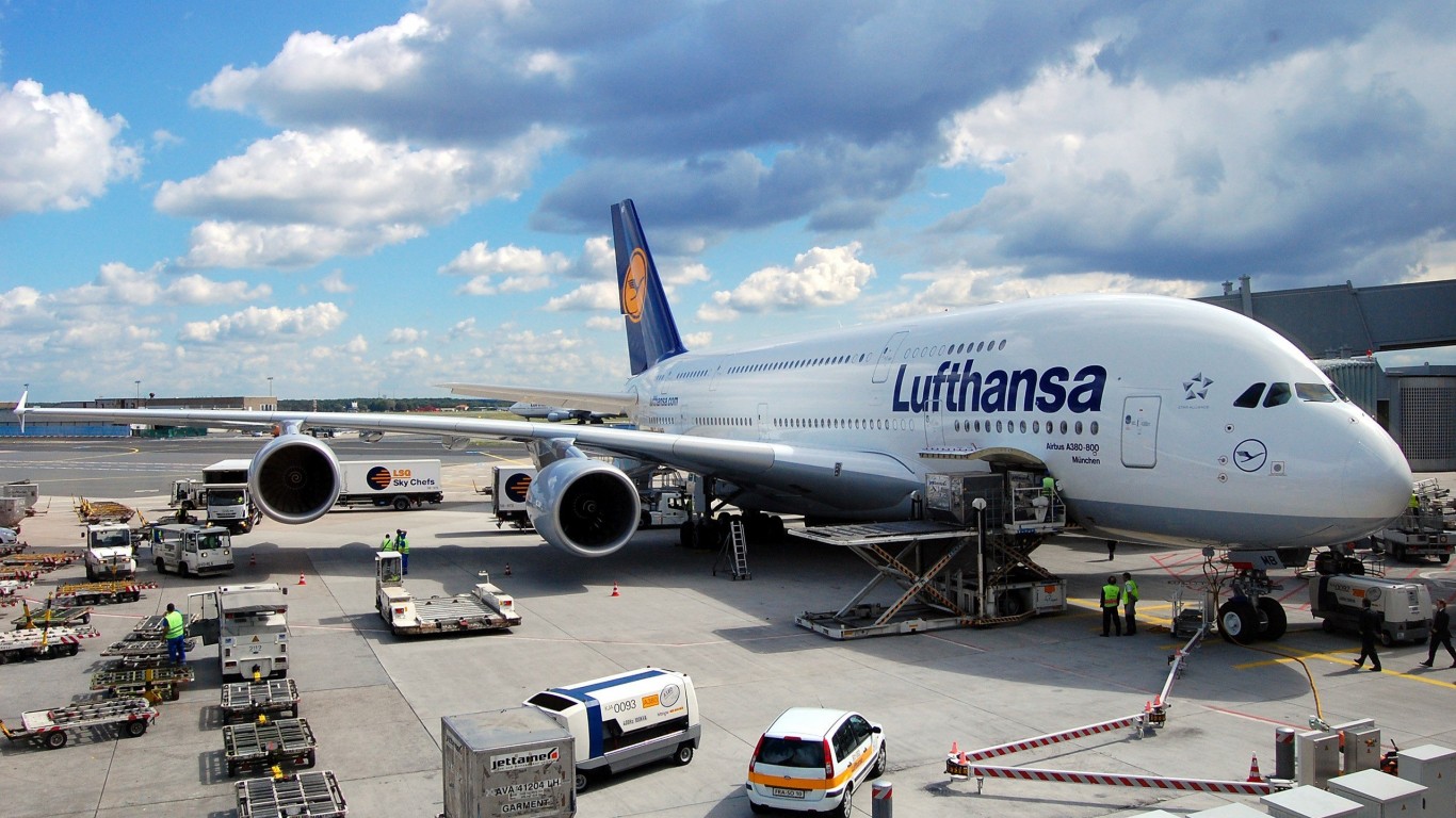 Самолет Lufthansa в аэропорту 1366x768
