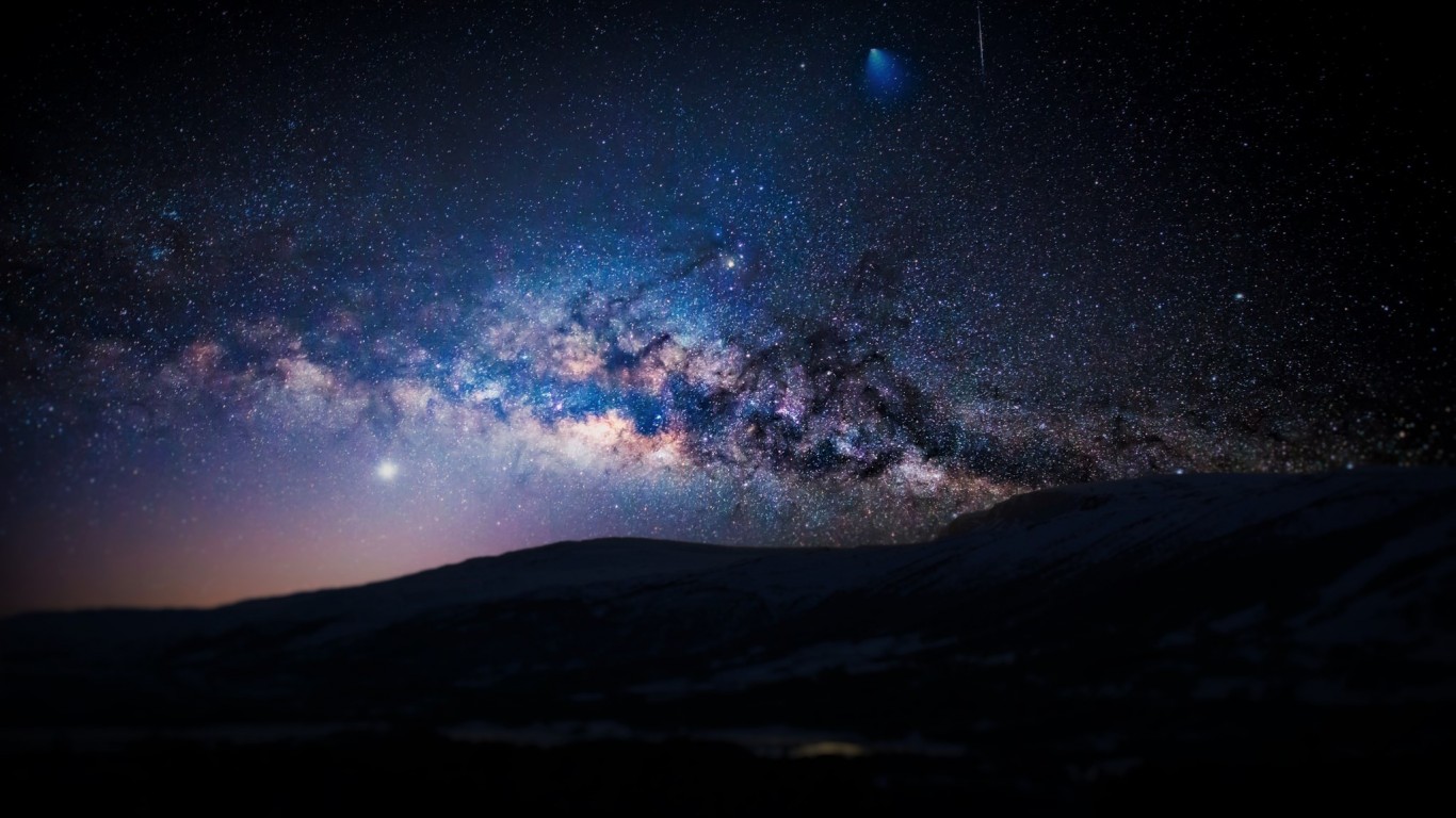 Силуэты гор на фоне ночного звездного неба 1366x768