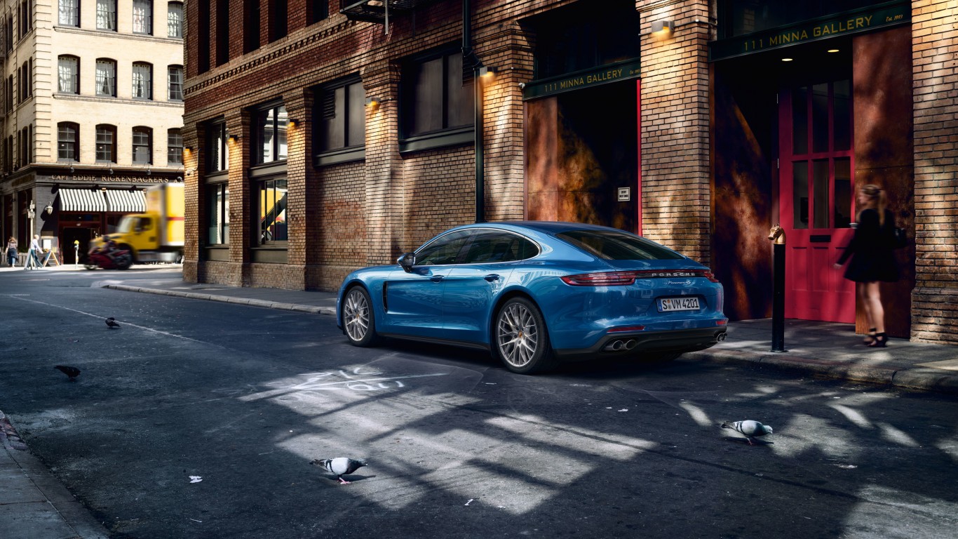 Синий Porsche Panamera на улице 1366x768
