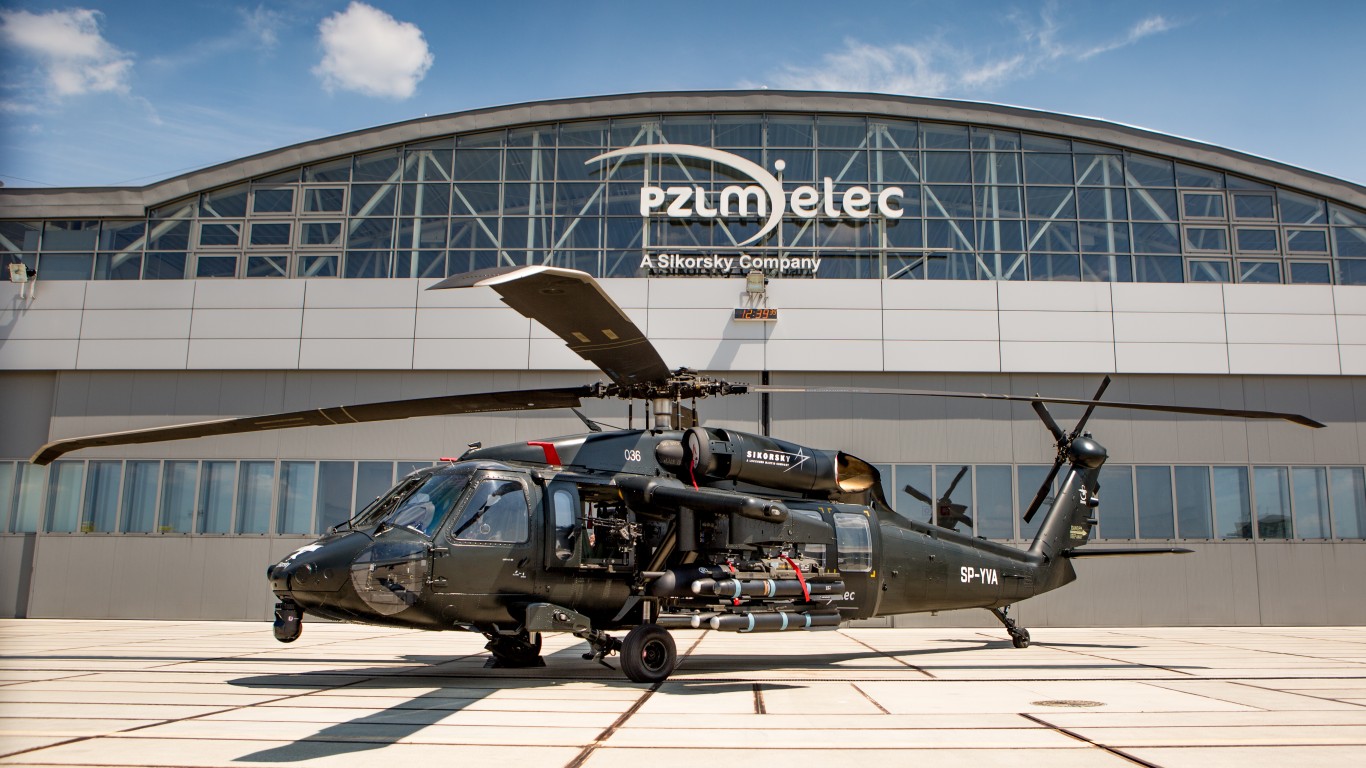 Вертолет Sikorsky UH-60 Black Hawk 1366x768