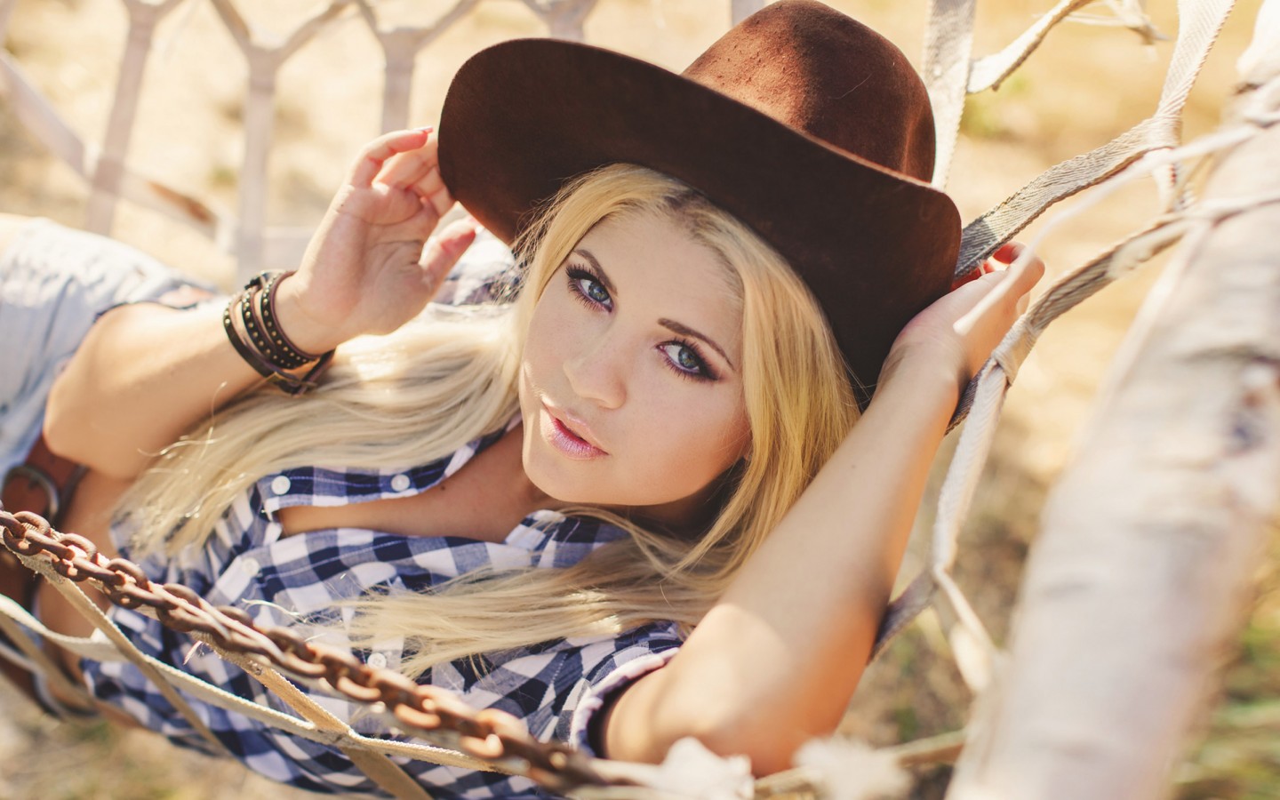 Блондинка в ковбойской шляпе 1440x900