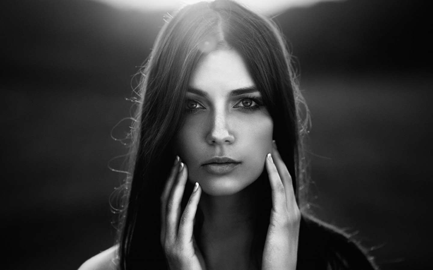 Черно-белый портрет девушки 1440x900