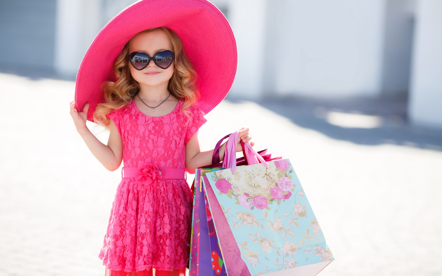 Девочка в розовом платье и шляпе 1440x900