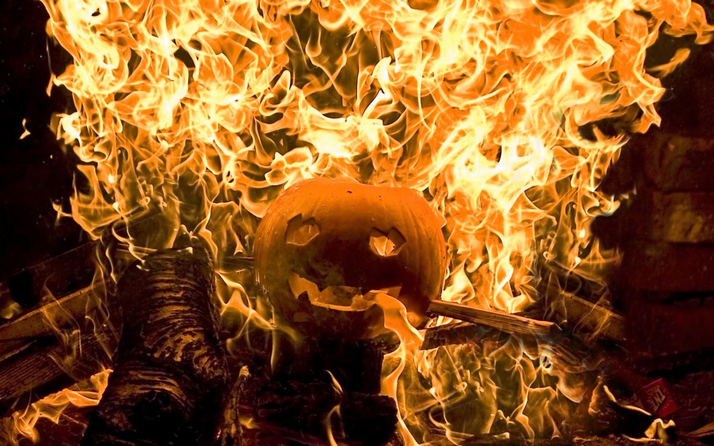 Горящая хэллоуинская тыква 1440x900