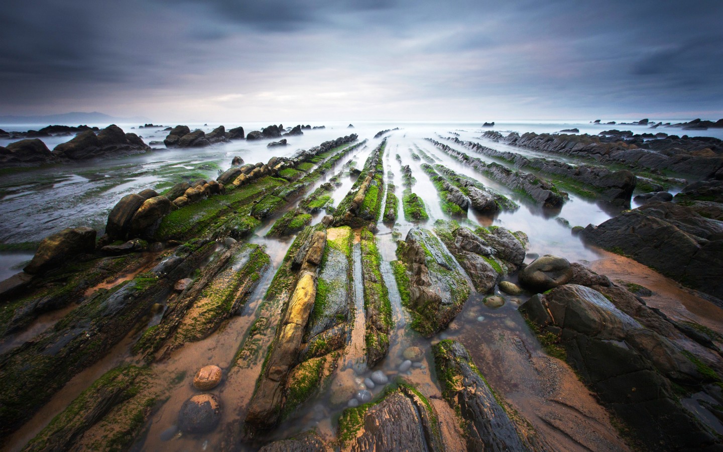 Каменистый берег Бискайского залива 1440x900