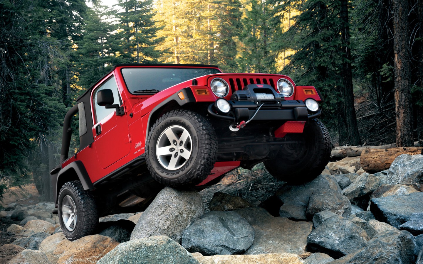 Красный Jeep Wrangler на камнях 1440x900