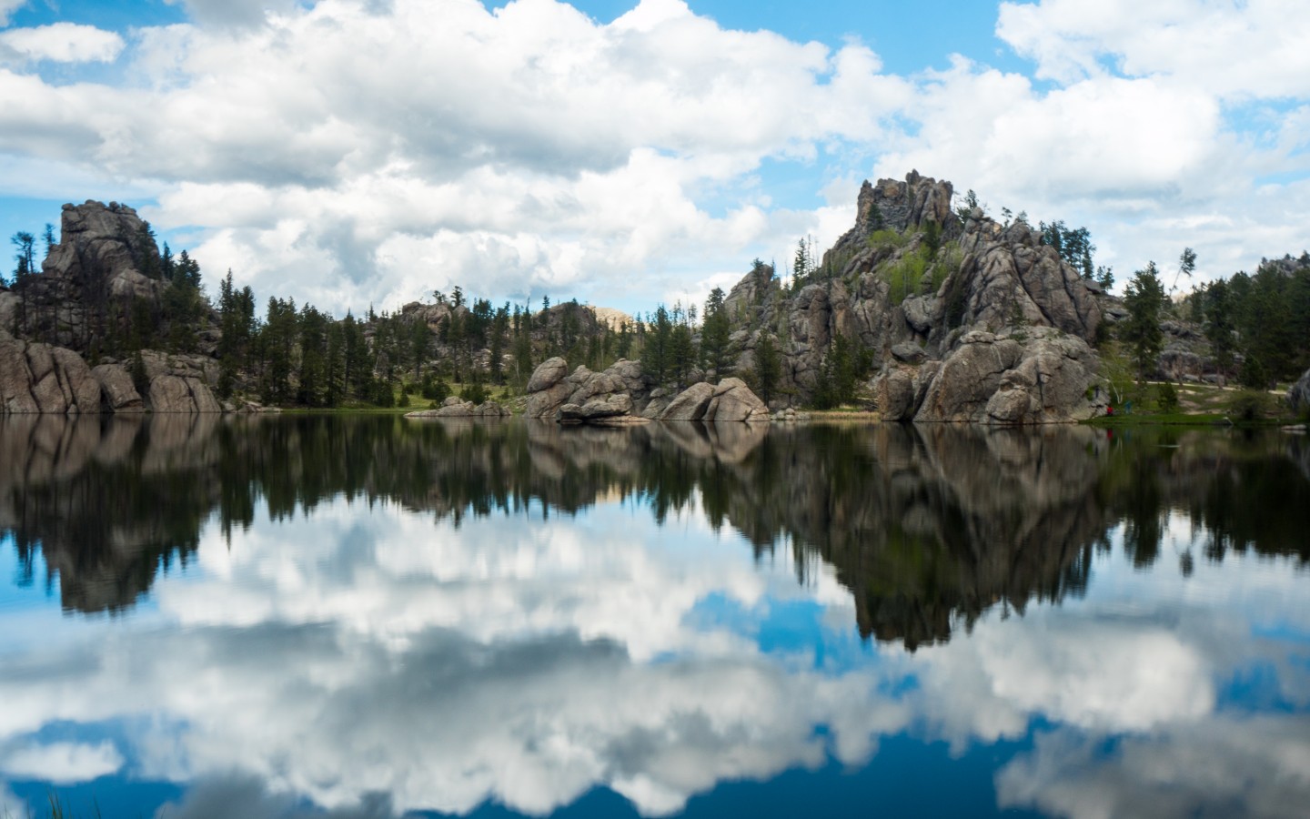 Отражение облаков в озере 1440x900