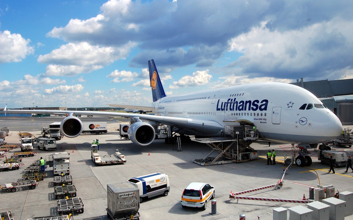 Самолет Lufthansa в аэропорту 1440x900
