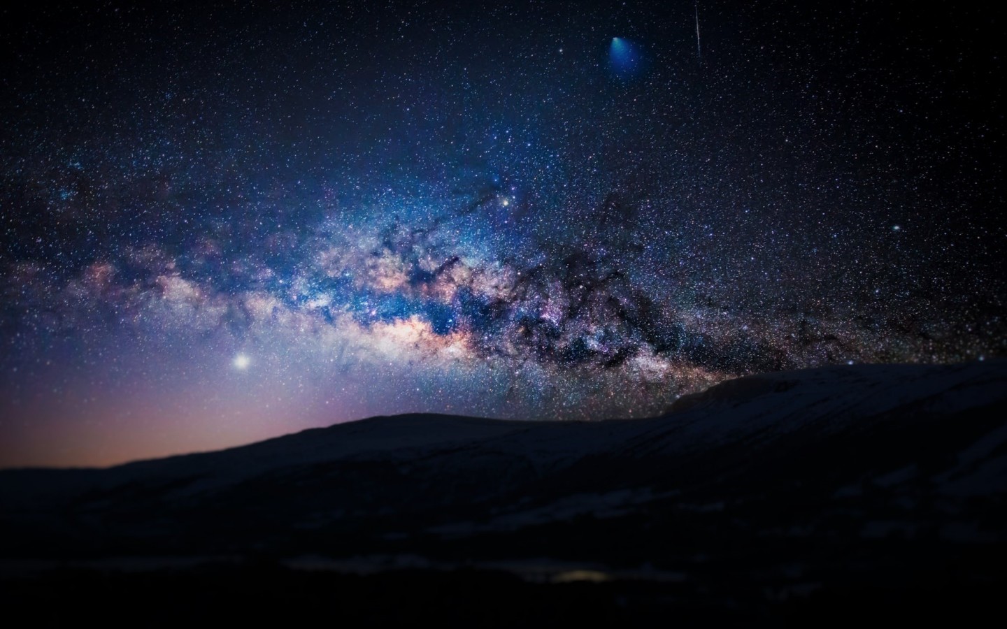 Силуэты гор на фоне ночного звездного неба 1440x900