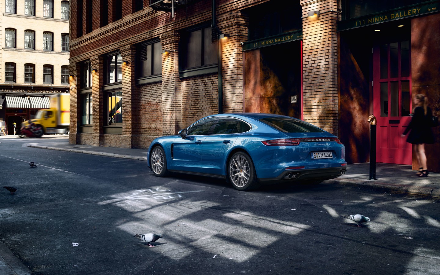 Синий Porsche Panamera на улице 1440x900