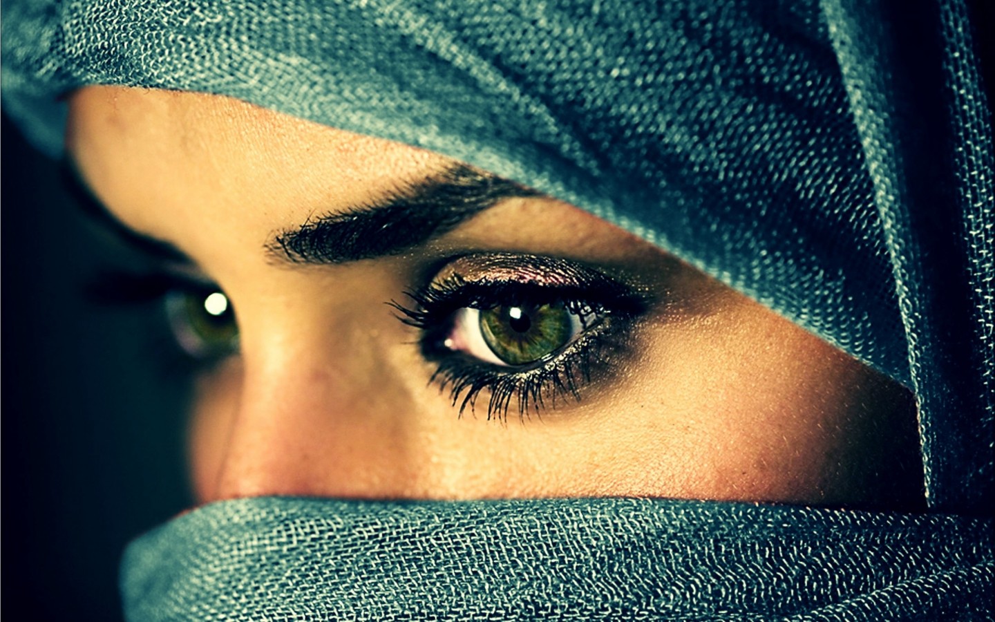 Зеленые глаза девушки в накидке 1440x900