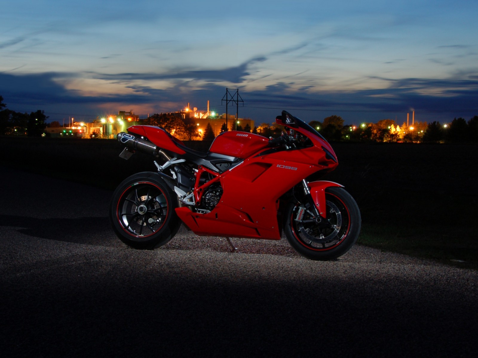 Красный мотоцикл Ducati 1600x1200