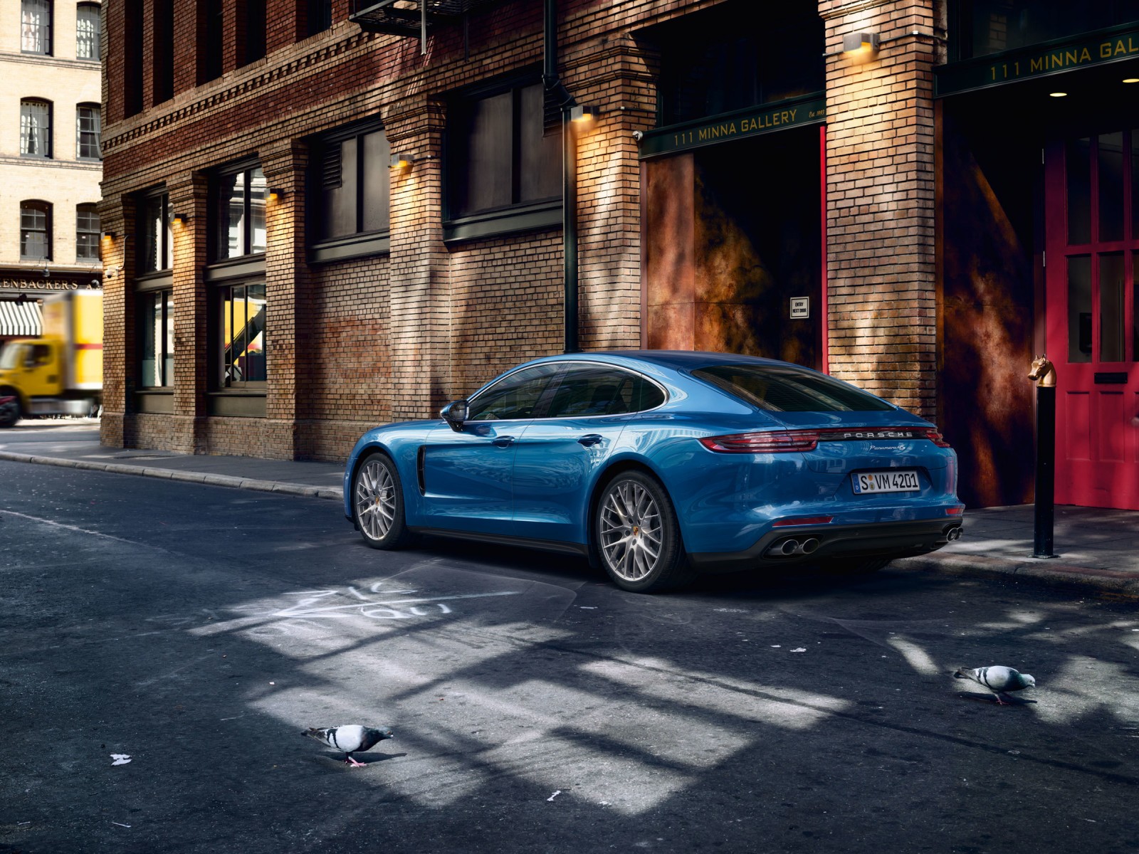 Синий Porsche Panamera на улице 1600x1200