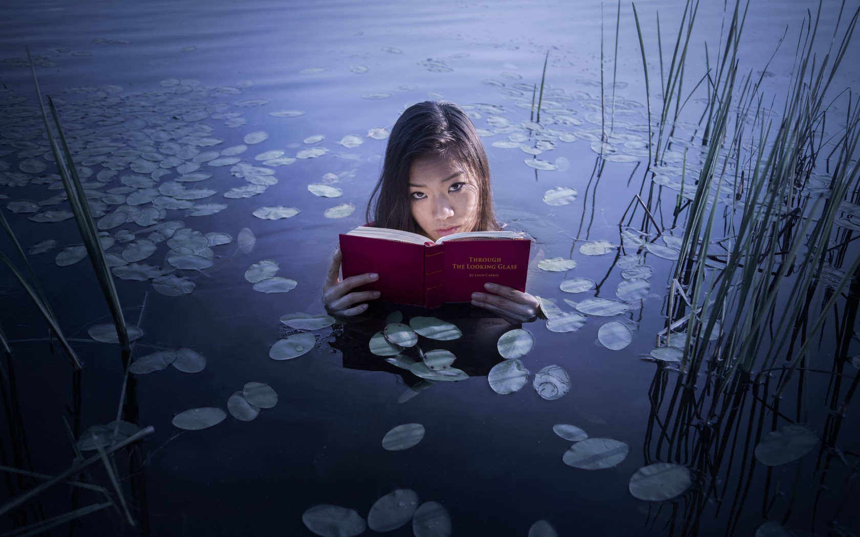 Азиатка с книгой в озере 1680x1050