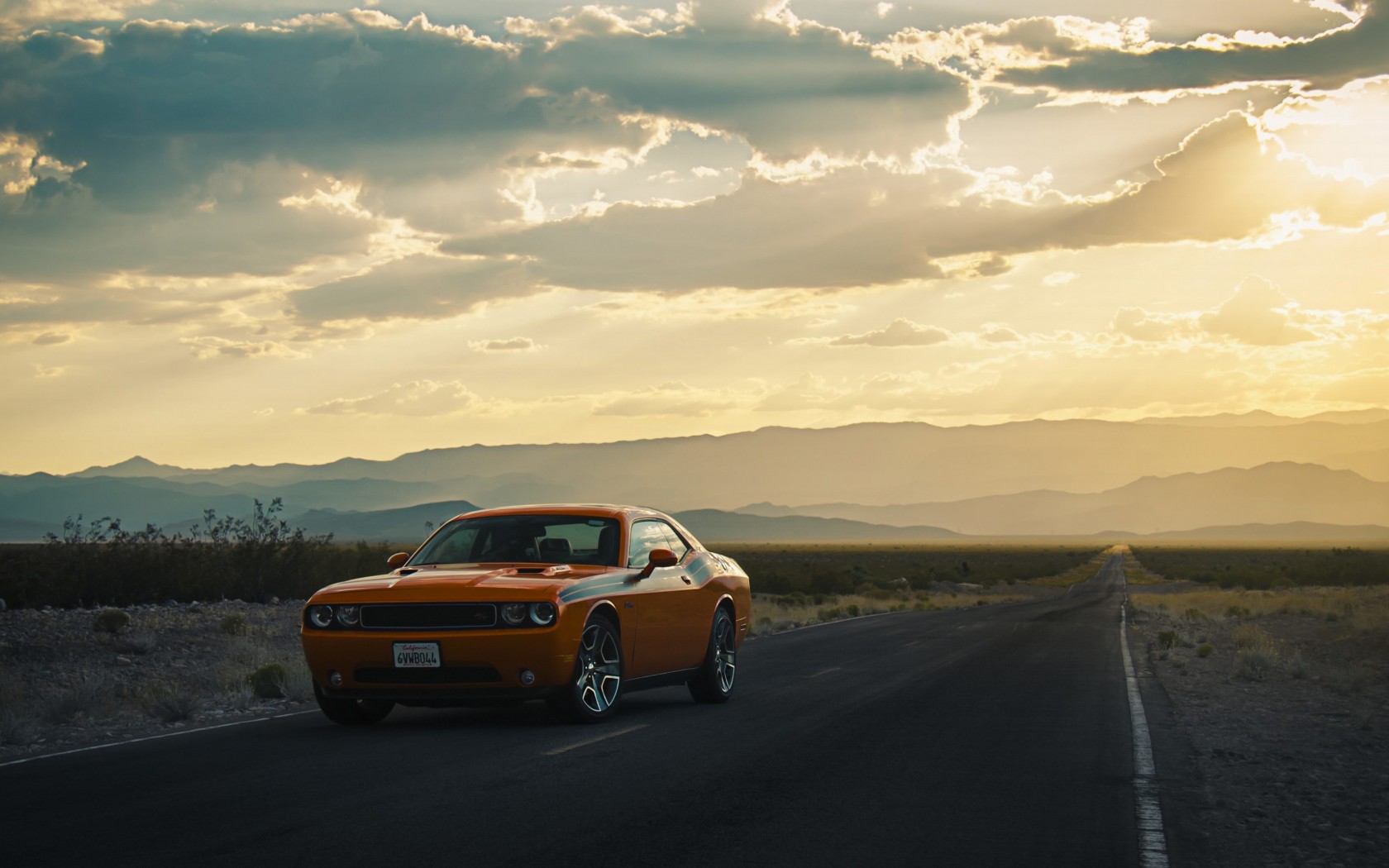 Оранжевый Dodge Challenger на пустынной дороге 1680x1050
