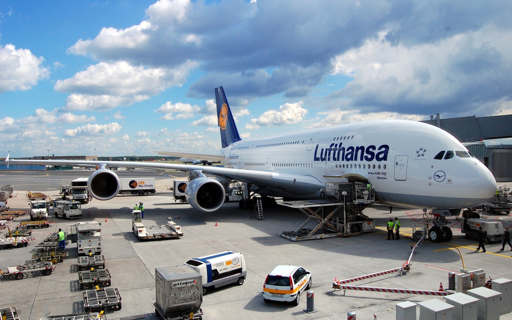 Самолет Lufthansa в аэропорту 1680x1050