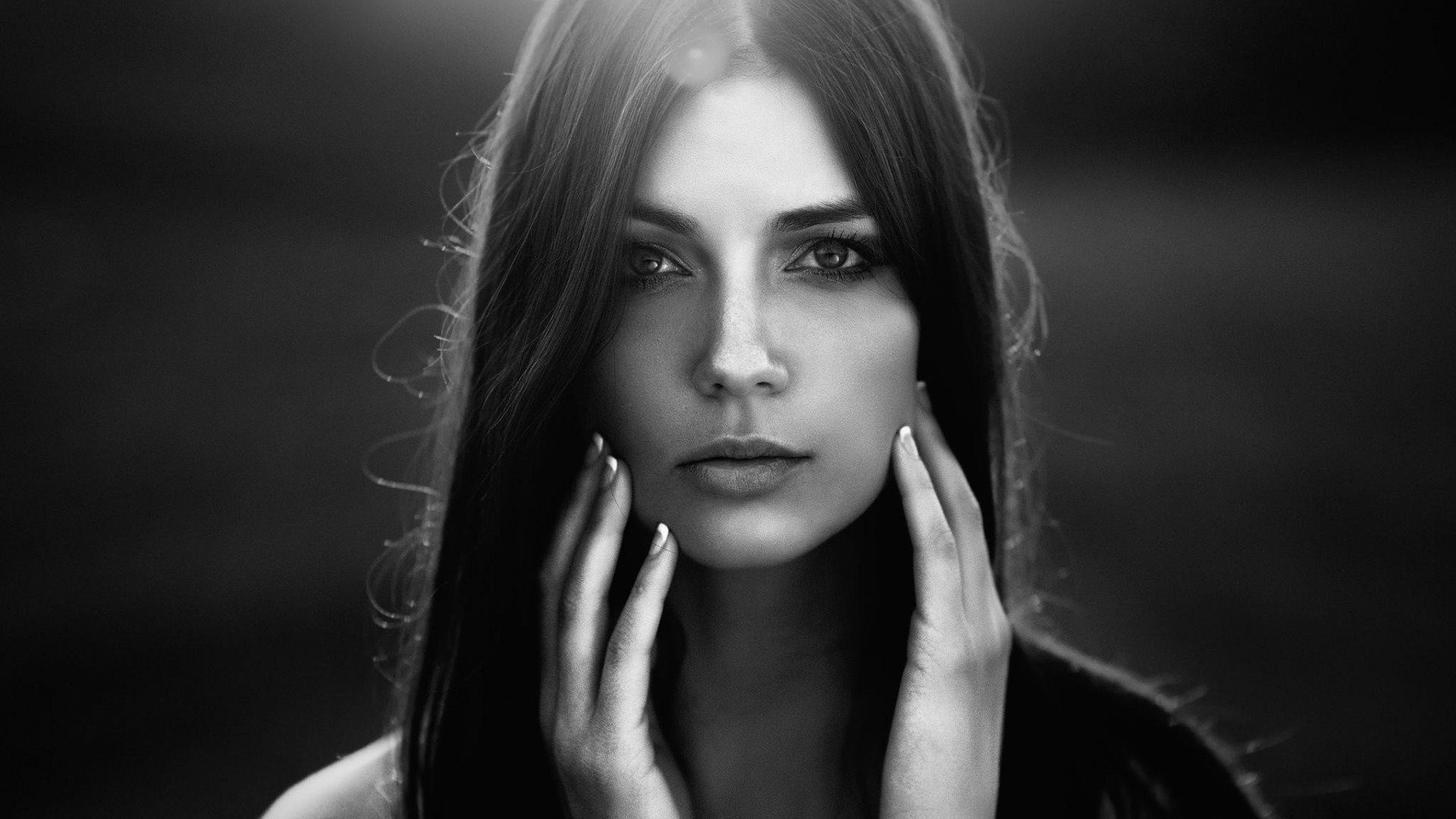 Черно-белый портрет девушки 1920x1080