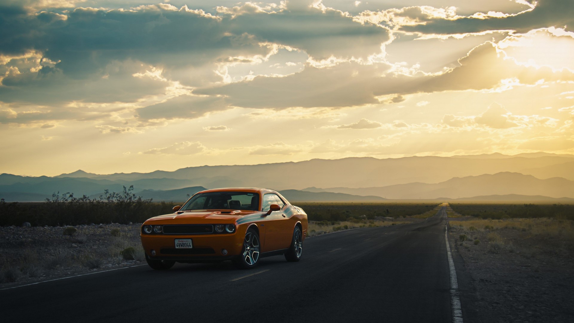 Оранжевый Dodge Challenger на пустынной дороге 1920x1080