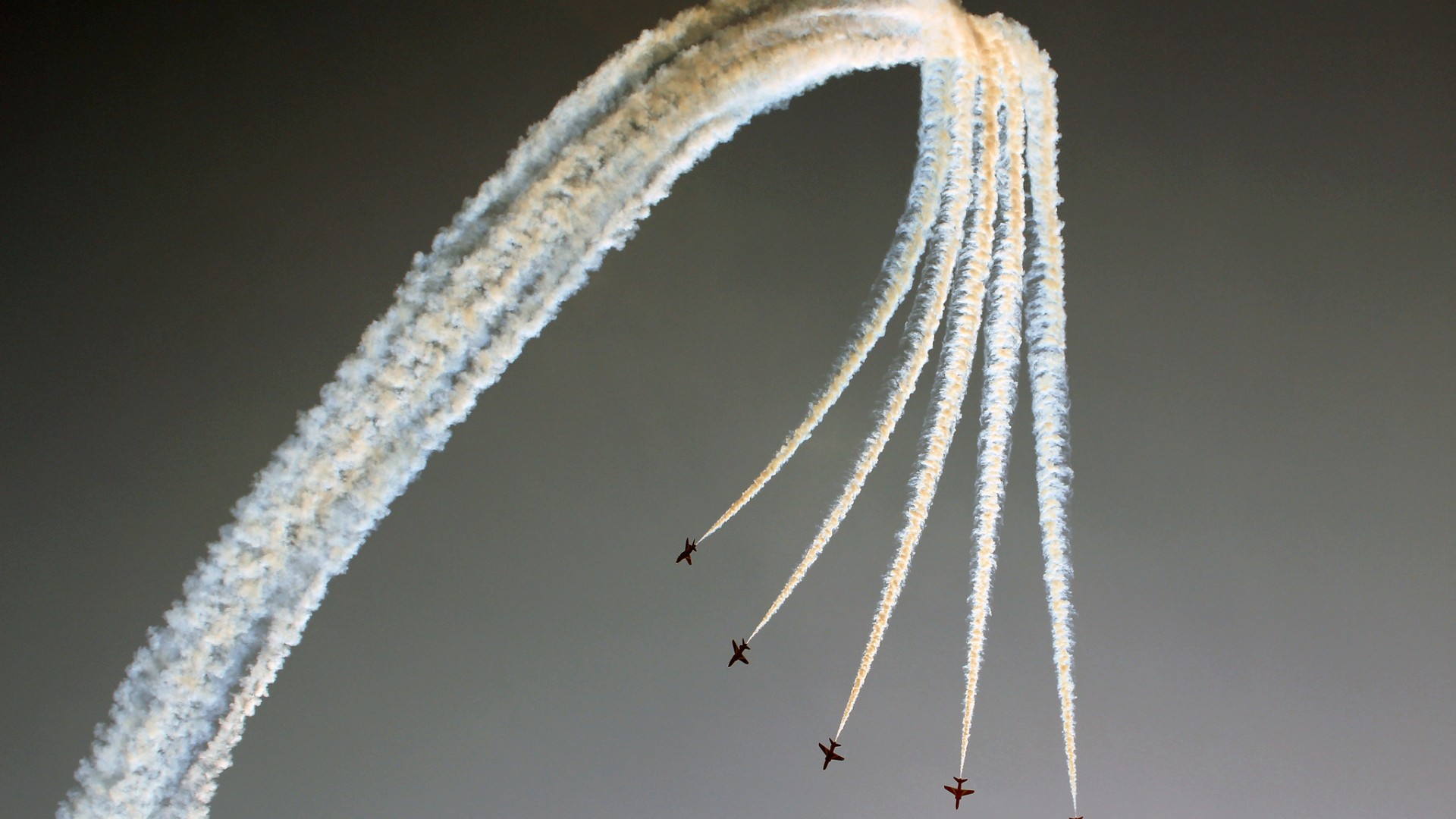 Самолеты пускают дым в небе 1920x1080