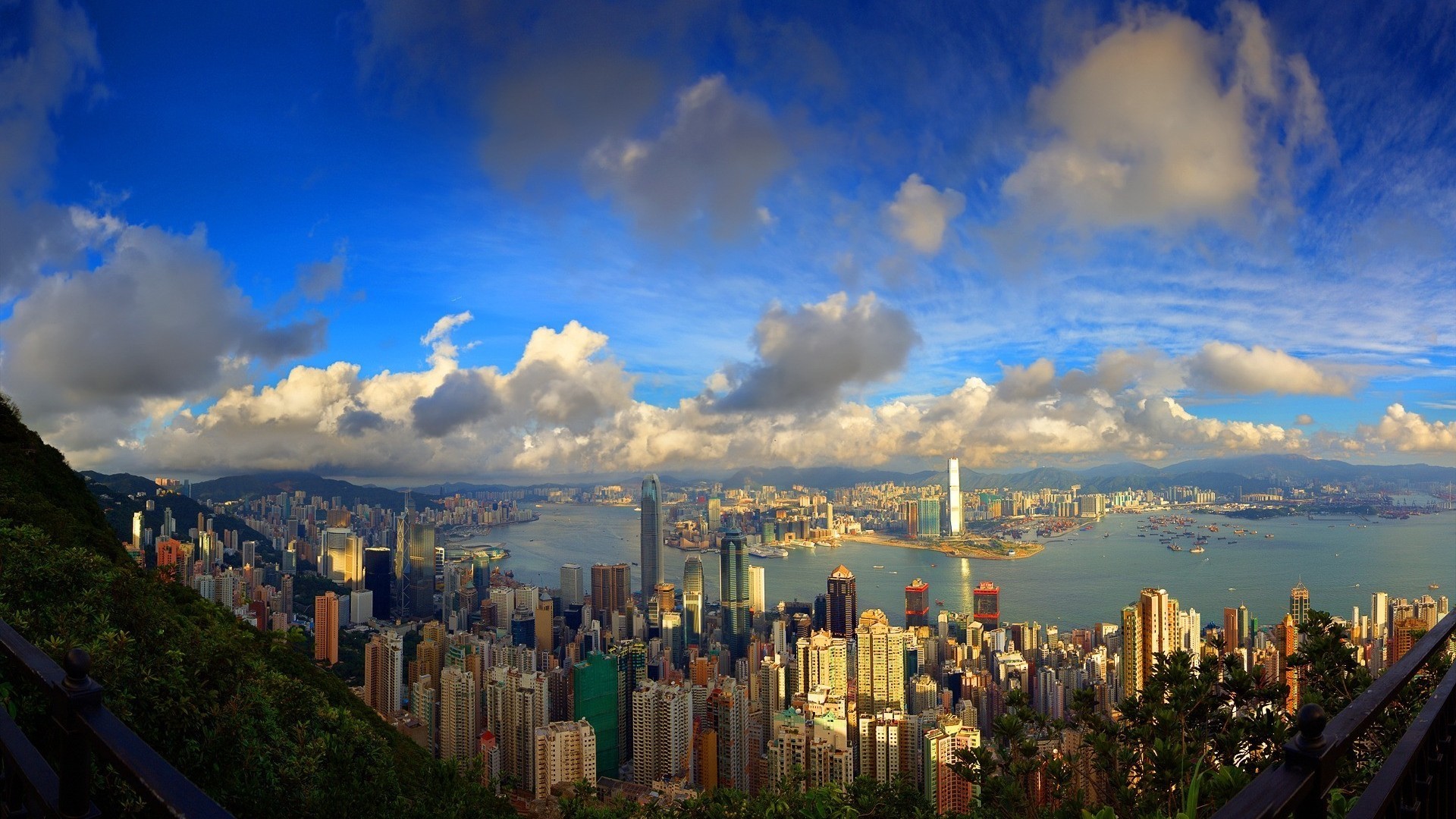 Вид на Гонг Конг с горы Виктория