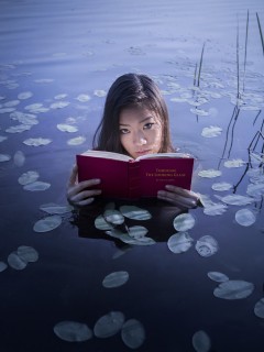 Азиатка с книгой в озере 240x320