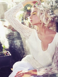 Блондинка с цветами в белом платье 240x320