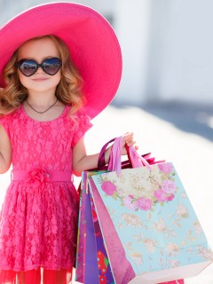 Девочка в розовом платье и шляпе 240x320