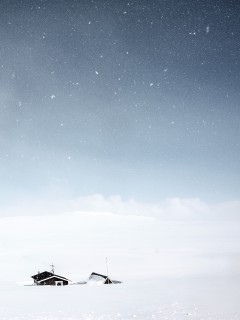 Дом посреди снежной пустыни 240x320