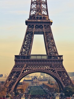 Эйфелева башня в Париже 240x320