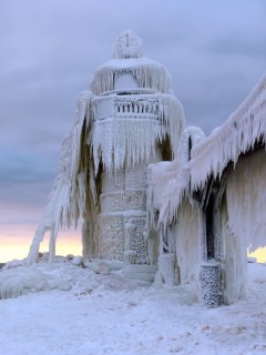 Покрывшийся льдом маяк 240x320