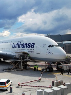Самолет Lufthansa в аэропорту 240x320