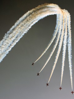 Самолеты пускают дым в небе 240x320