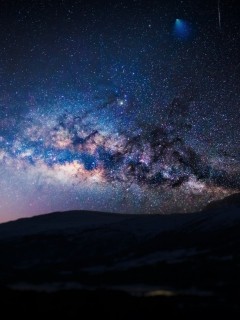 Силуэты гор на фоне ночного звездного неба 240x320