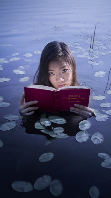 Азиатка с книгой в озере 360x640