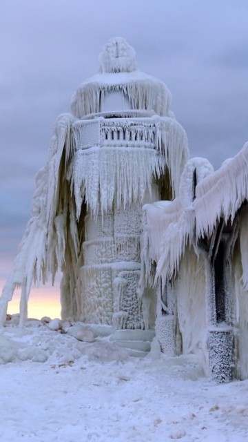 Покрывшийся льдом маяк 360x640