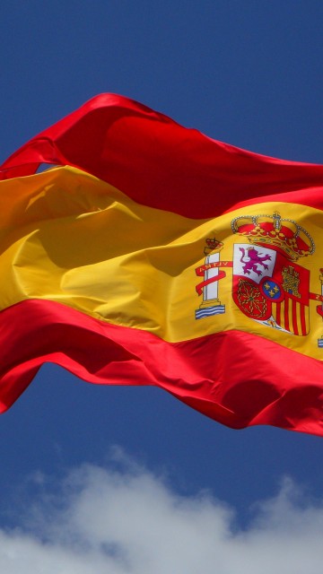 Развевающийся испанский флаг на фоне неба 360x640