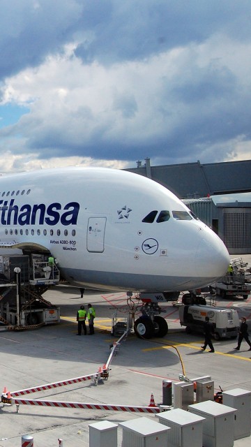 Самолет Lufthansa в аэропорту 360x640