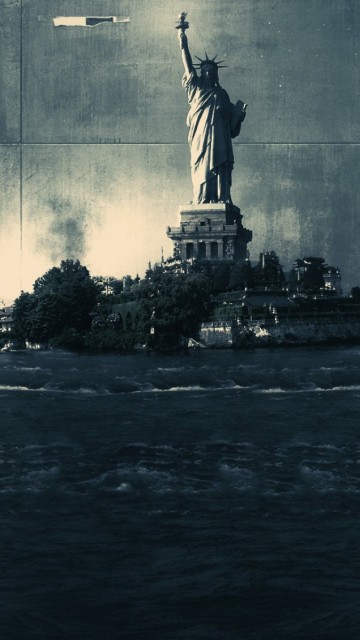 Статуя свободы на краю водопада 360x640
