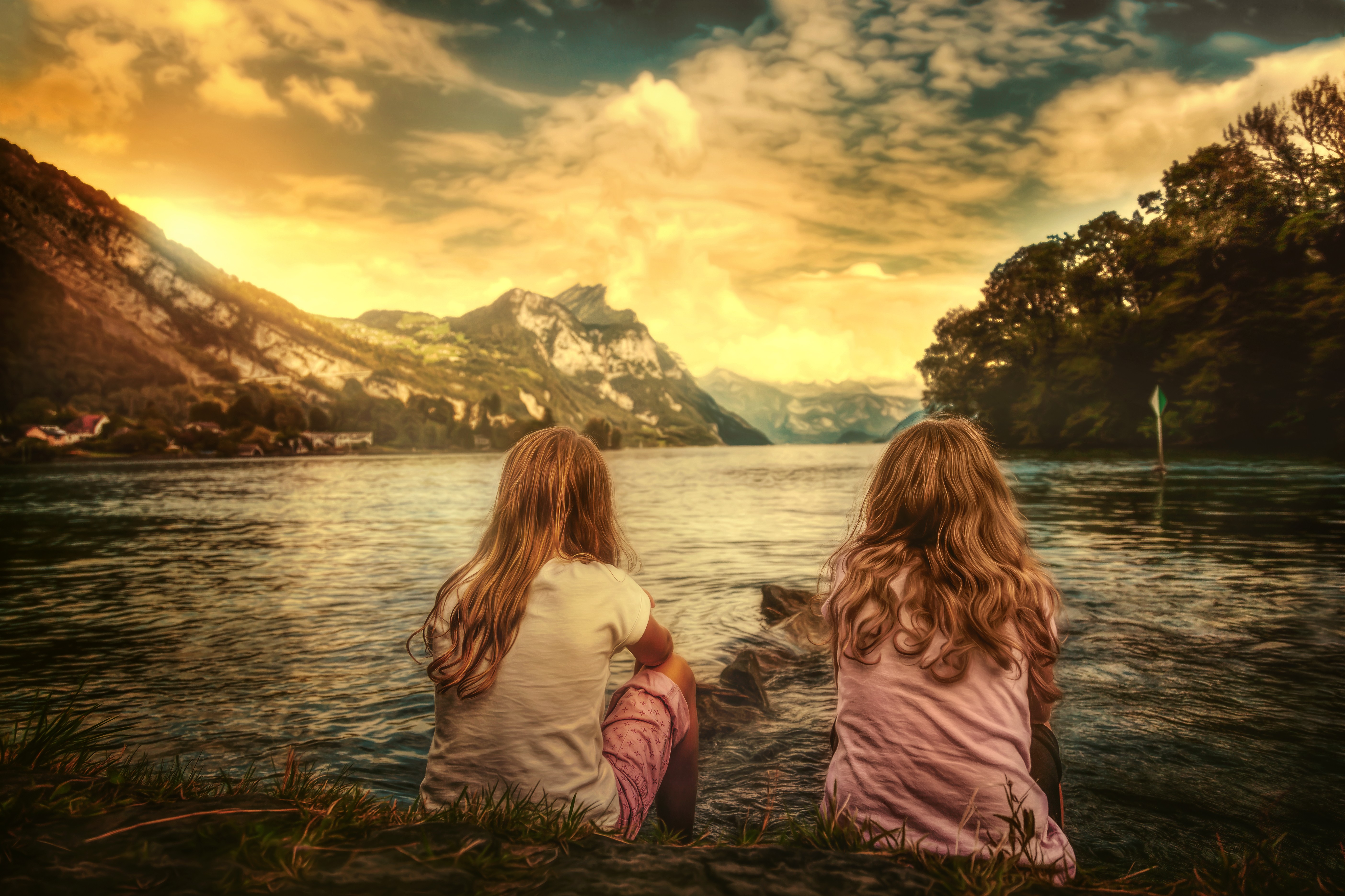 Две девочки на берегу реки