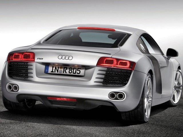 Audi R8 серебристая, вид сзади 640x480
