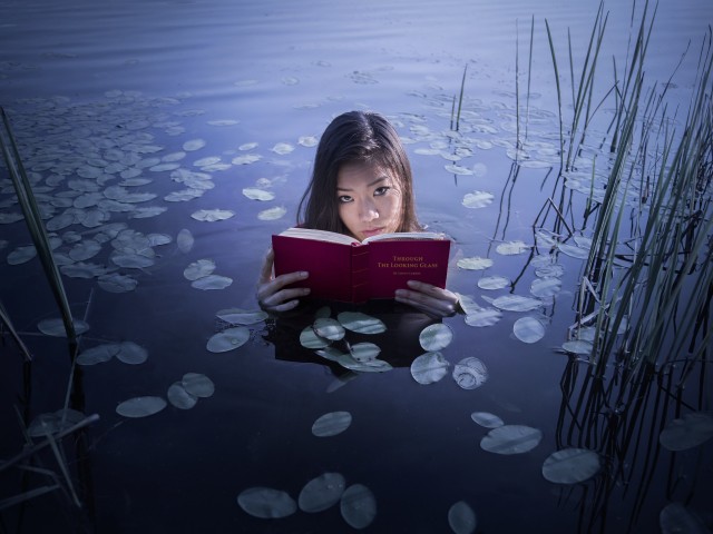 Азиатка с книгой в озере 640x480