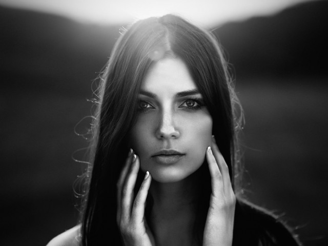 Черно-белый портрет девушки 640x480