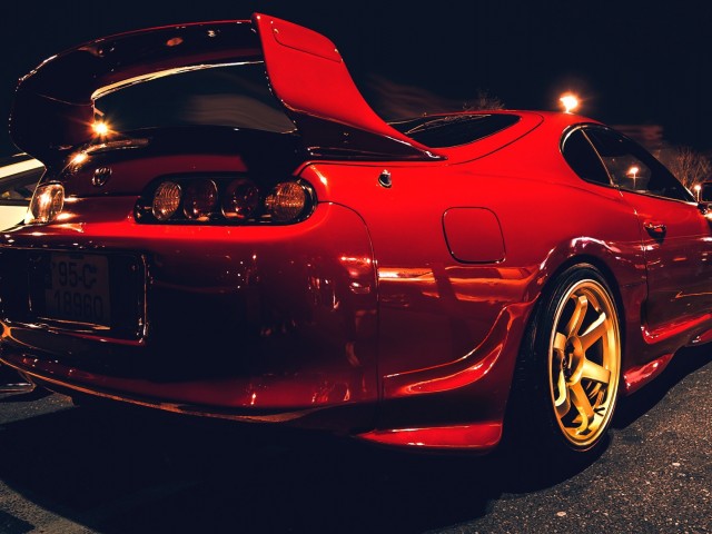 Красная Toyota Supra, вид сзади 640x480