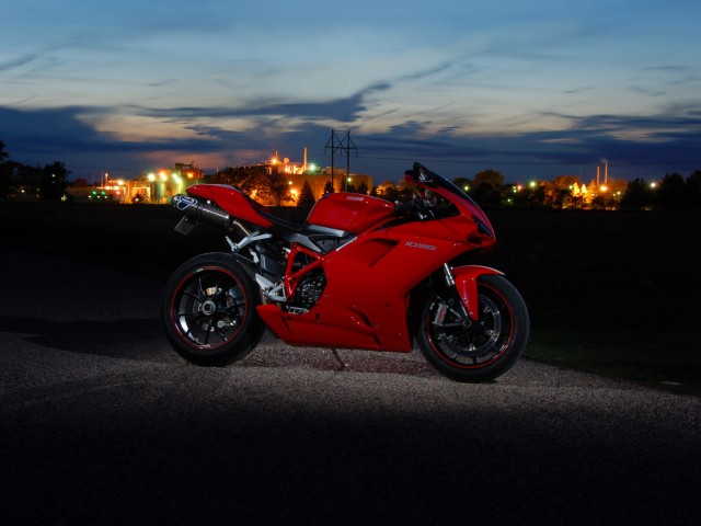 Красный мотоцикл Ducati 640x480