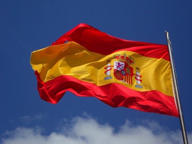 Развевающийся испанский флаг на фоне неба 640x480