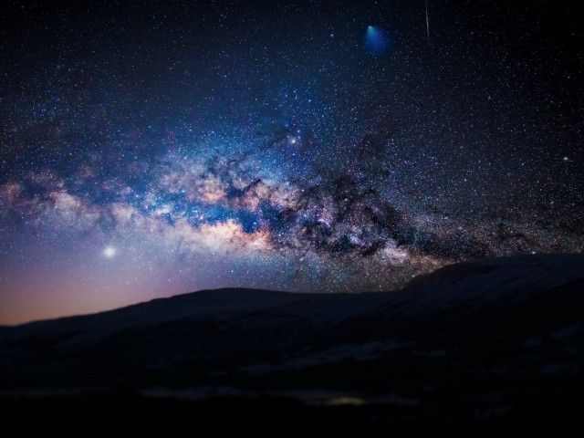 Силуэты гор на фоне ночного звездного неба 640x480