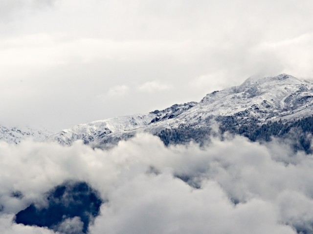Заснеженные горы над облаками 640x480